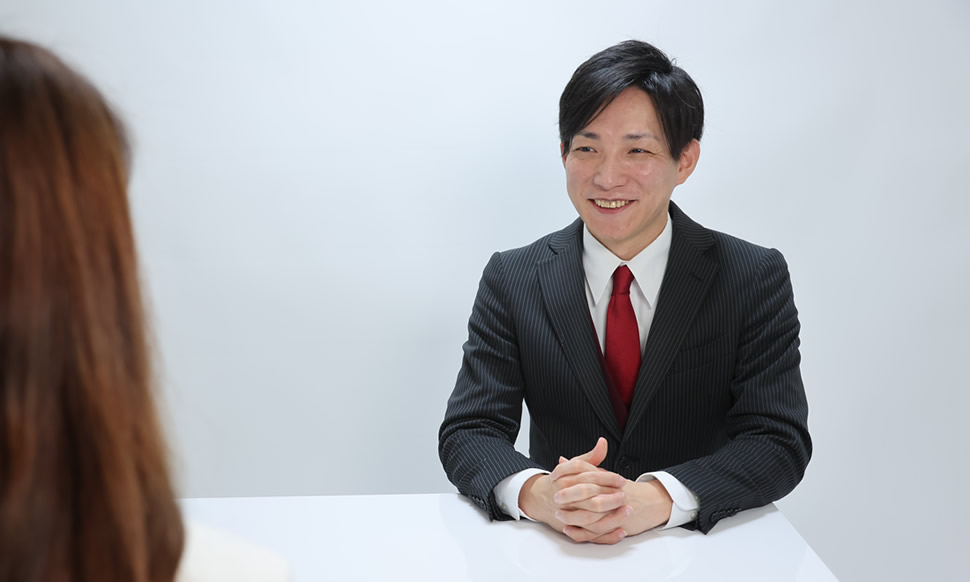宅建受験生と談笑する宅建合格パートナーレストの代表 小野一輝
