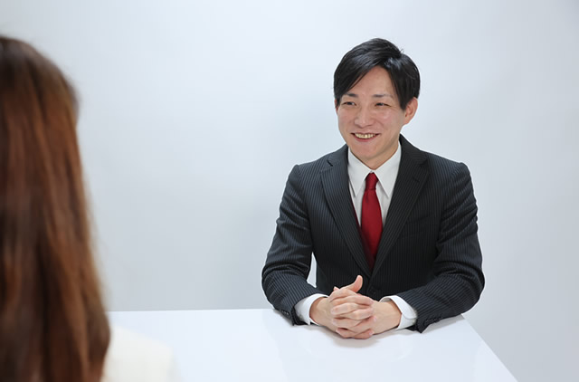 宅建受験生と談笑する宅建合格パートナーレストの代表 小野一輝